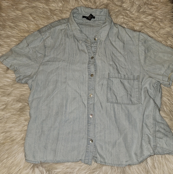 Forever 21 Tops - Forever 21 Light Blue Short Sleeve Denim Button Down – Size Medium